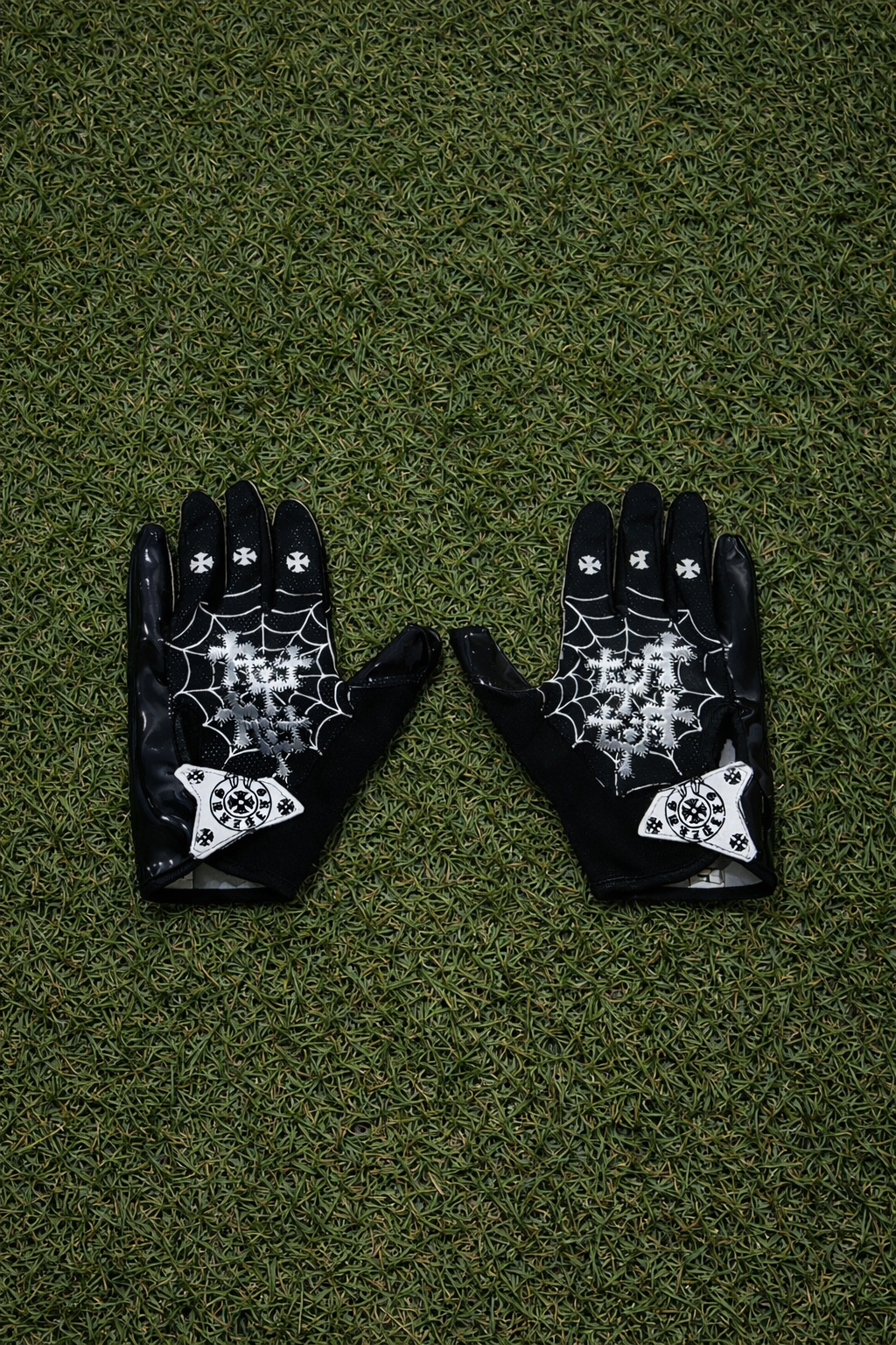 Chrome Gloves 🖤